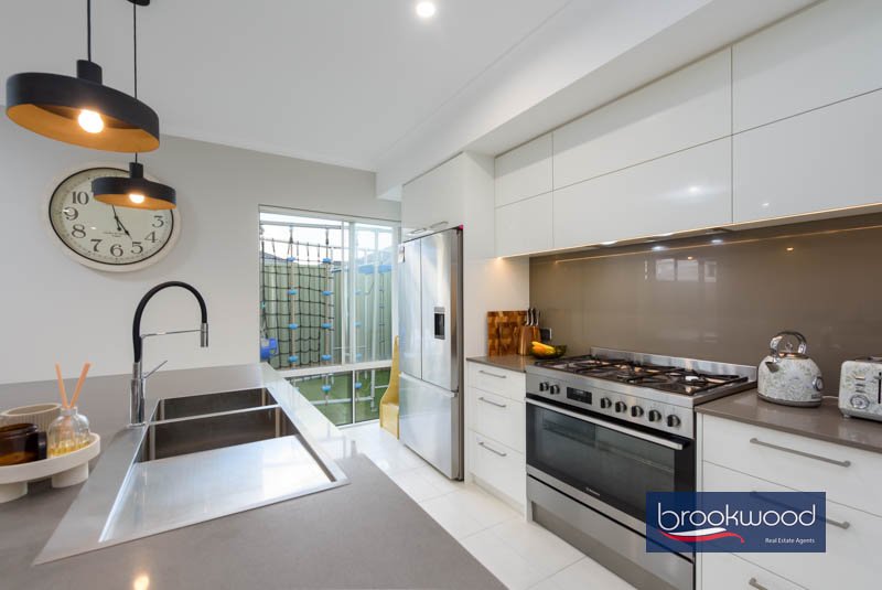 15 Emerald Street, photo 6