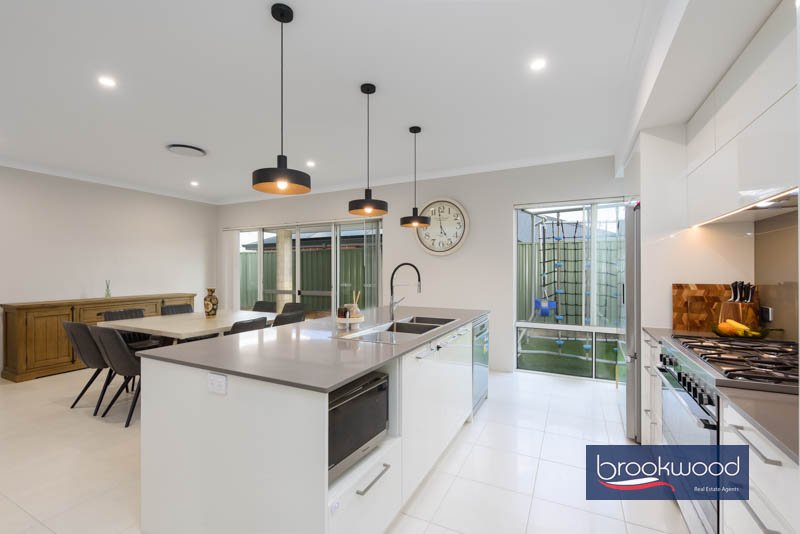 15 Emerald Street, photo 7