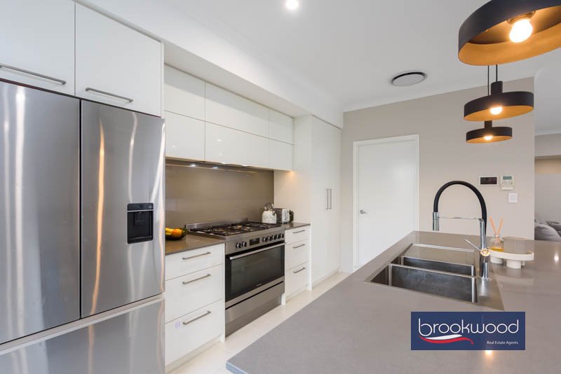 15 Emerald Street, photo 8