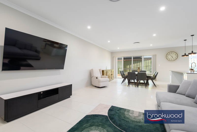 15 Emerald Street, photo 10