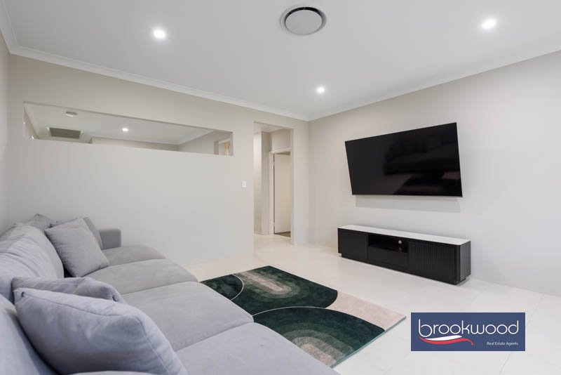 15 Emerald Street, photo 11