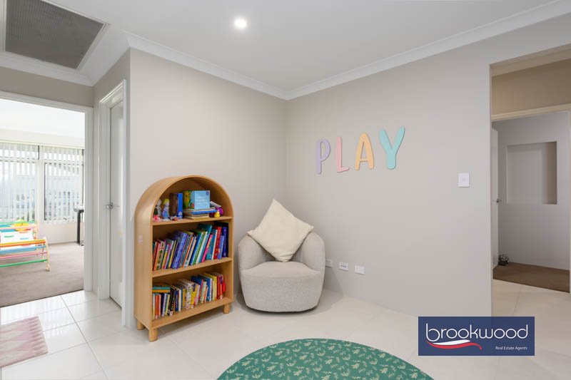 15 Emerald Street, photo 17