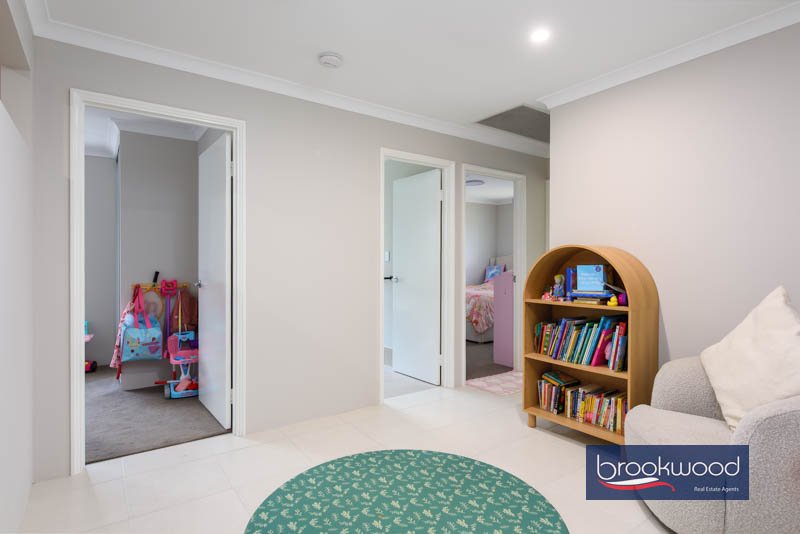 15 Emerald Street, photo 18